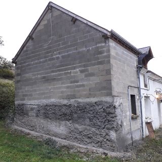 Pignon en parpaings nu.