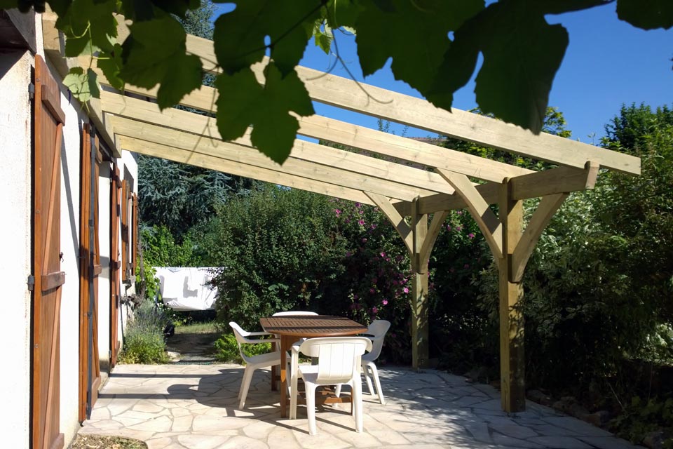 Pergola bois en charpente traditionnelle avec liens cintrés réalisée par l'entreprise Bois du Loir.