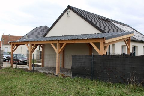 Carport bois en charpente traditionnelle couvert en bac acier vu de côté.