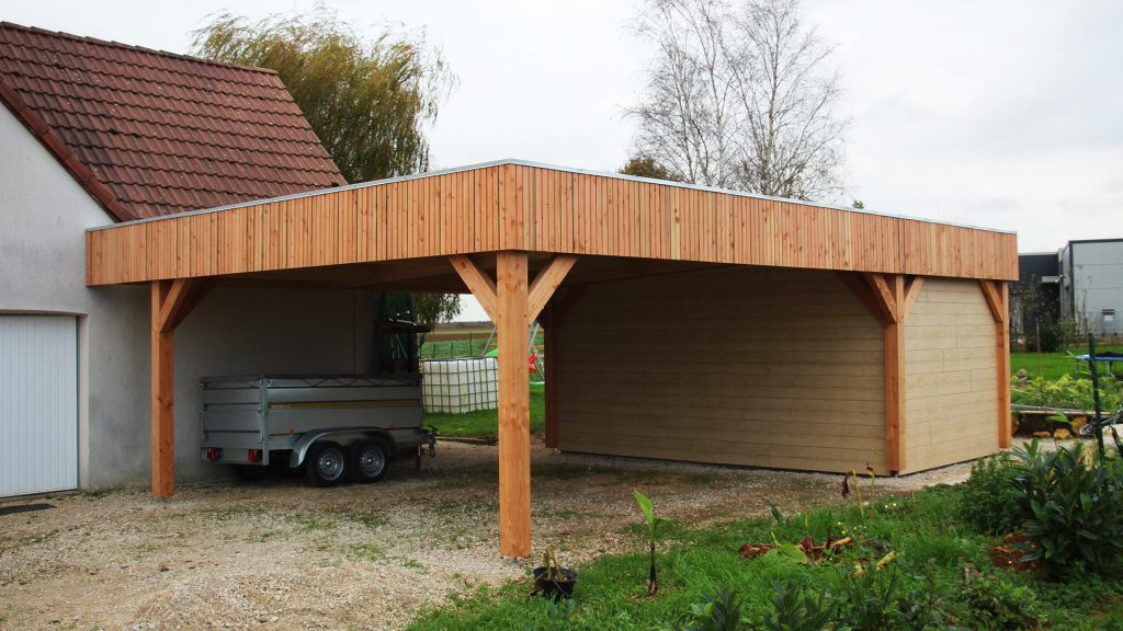 Carport double avec bandeau de finition en bardage bois.