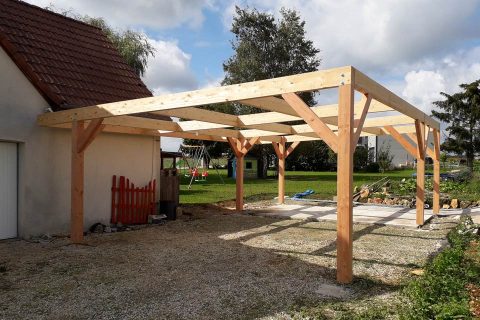 Carport double en charpente traditionnelle et lamellé-collé.