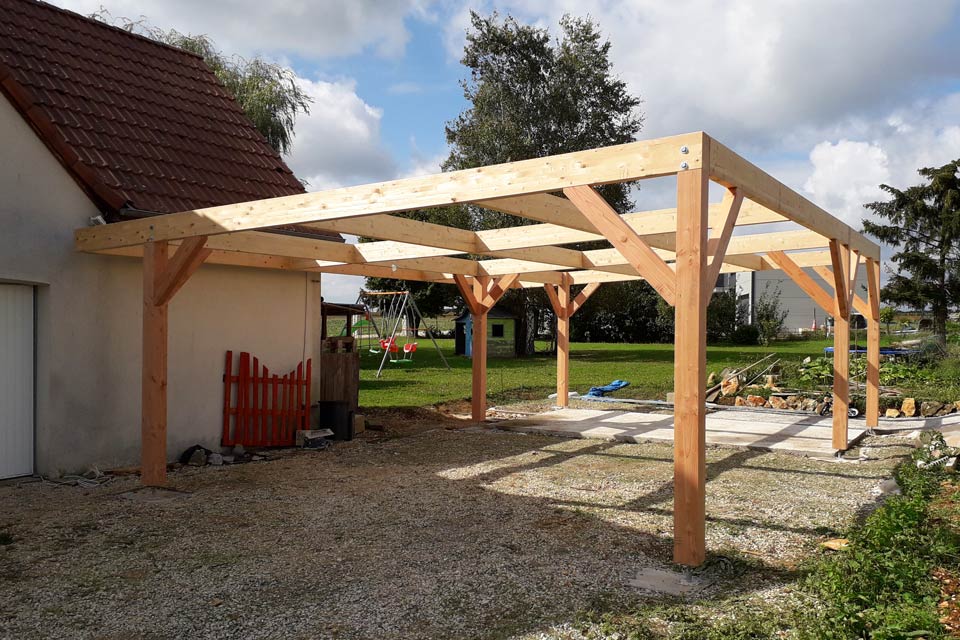 Carport double en charpente traditionnelle et lamellé-collé.