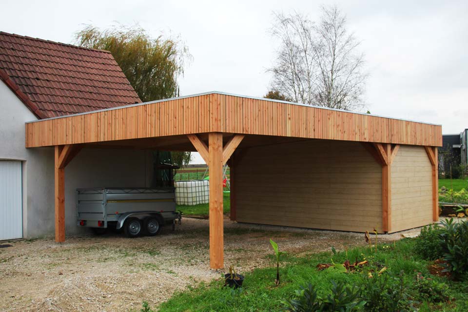 Carport double avec abri de jardin intégré vu de trois quarts.