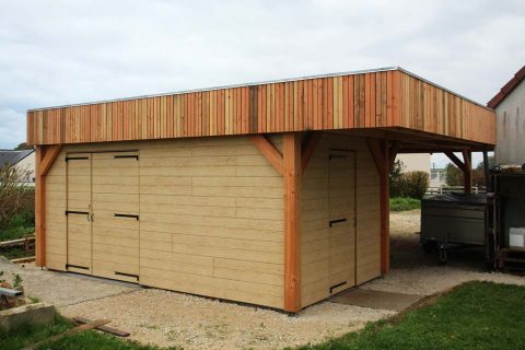 Vue arrière d'un carport double avec abri.
