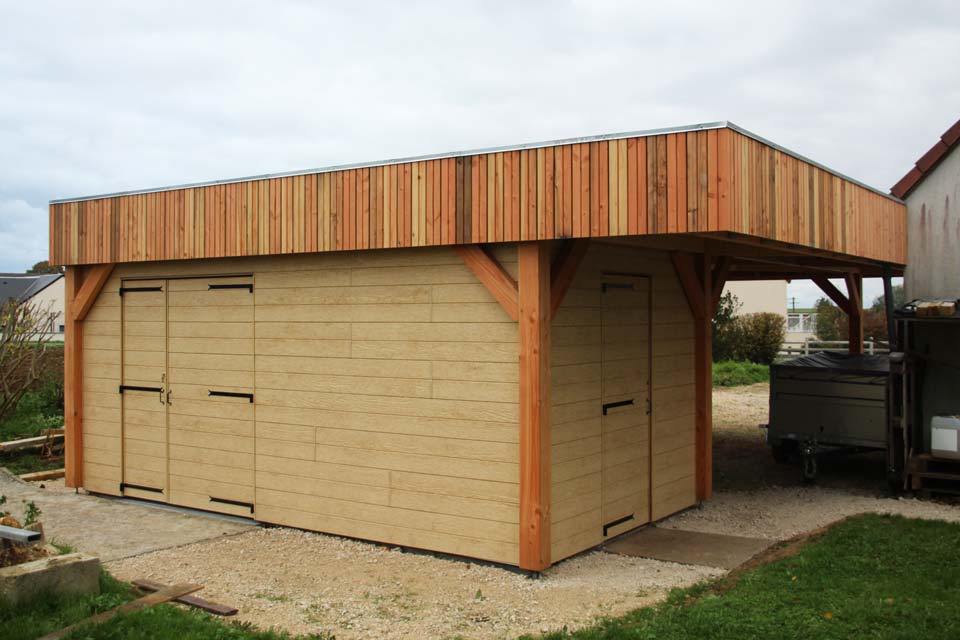 Vue arrière d'un carport double avec abri.